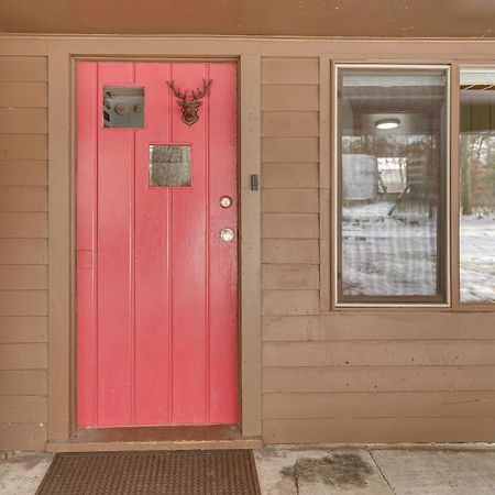 Pet-Friendly Irons Cottage About 4 Mi To Sand Lake! エクステリア 写真