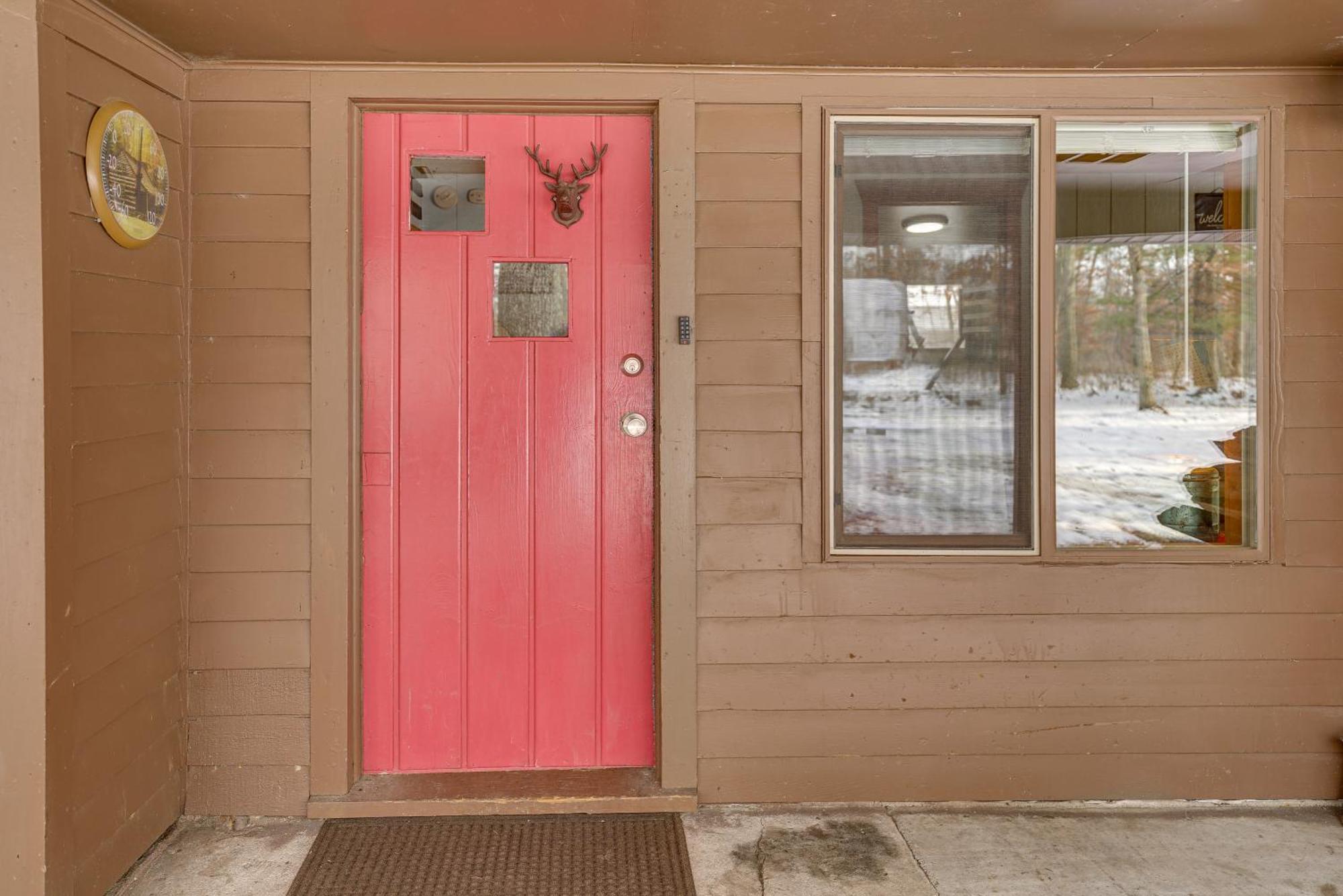 Pet-Friendly Irons Cottage About 4 Mi To Sand Lake! エクステリア 写真