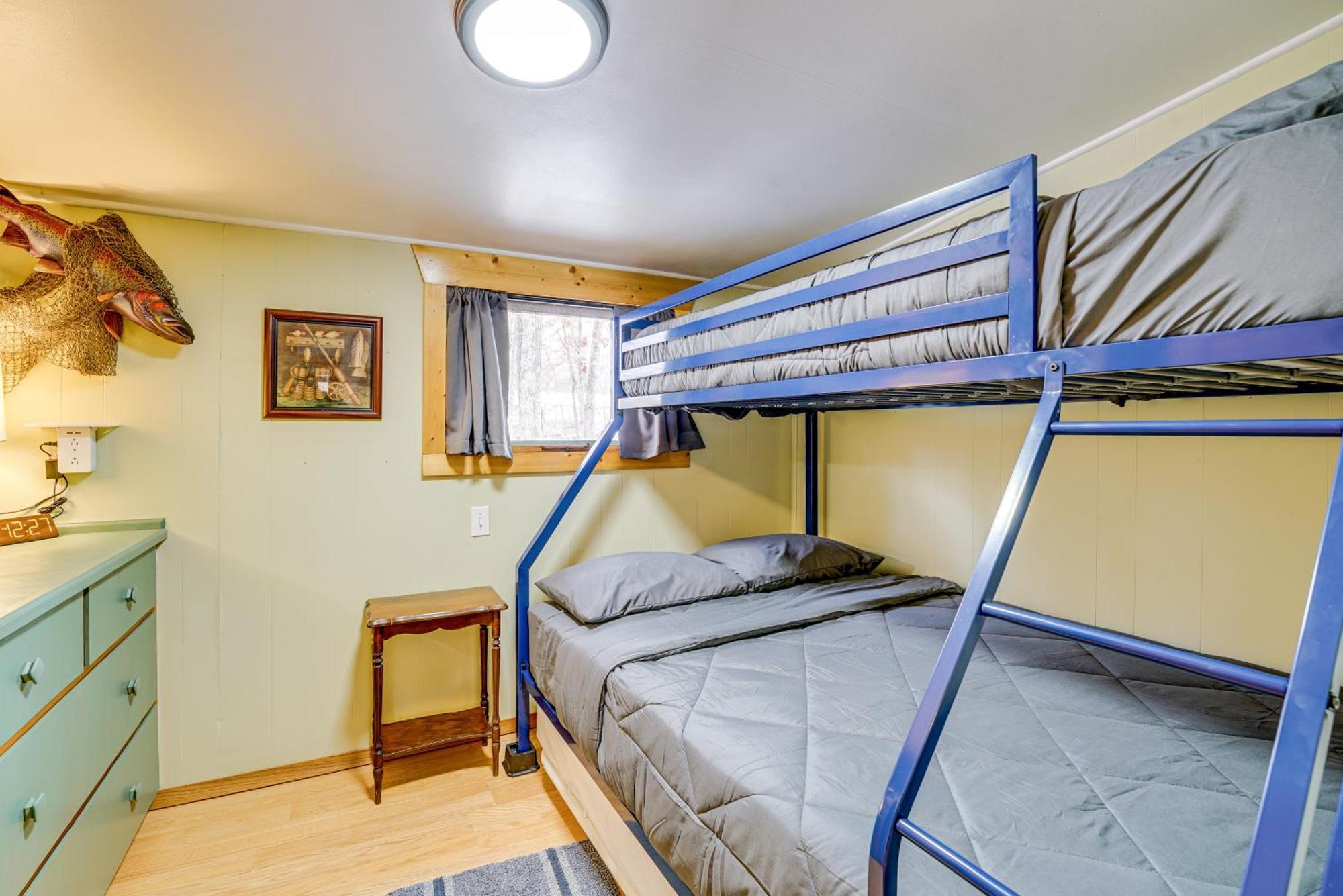 Pet-Friendly Irons Cottage About 4 Mi To Sand Lake! エクステリア 写真