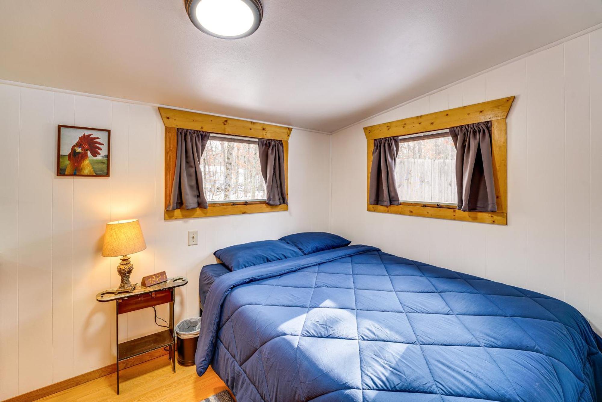 Pet-Friendly Irons Cottage About 4 Mi To Sand Lake! エクステリア 写真