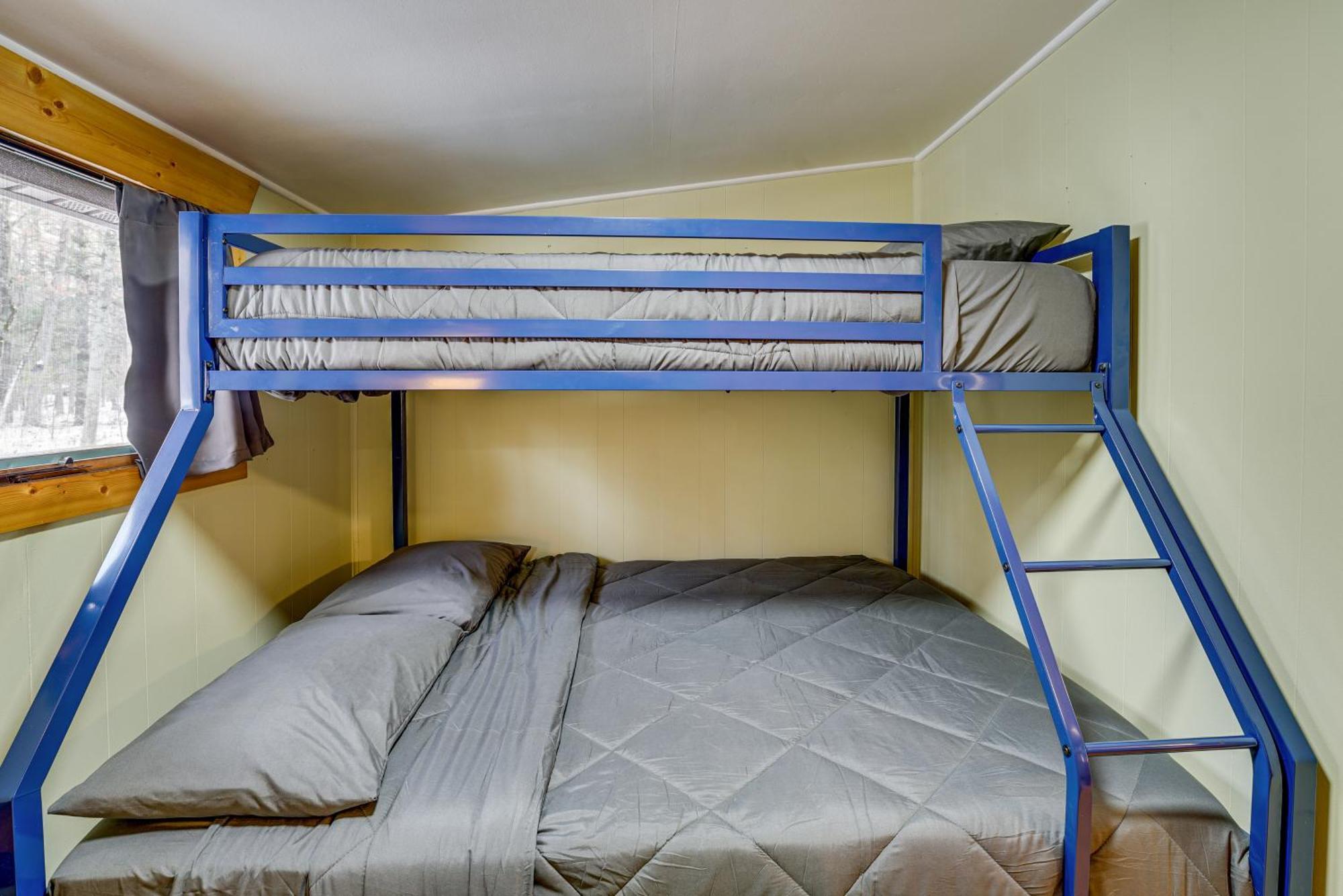 Pet-Friendly Irons Cottage About 4 Mi To Sand Lake! エクステリア 写真