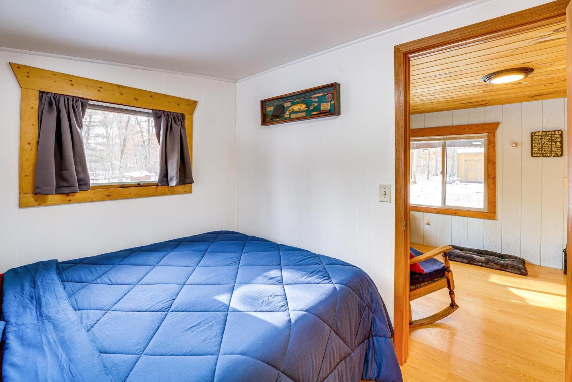 Pet-Friendly Irons Cottage About 4 Mi To Sand Lake! エクステリア 写真