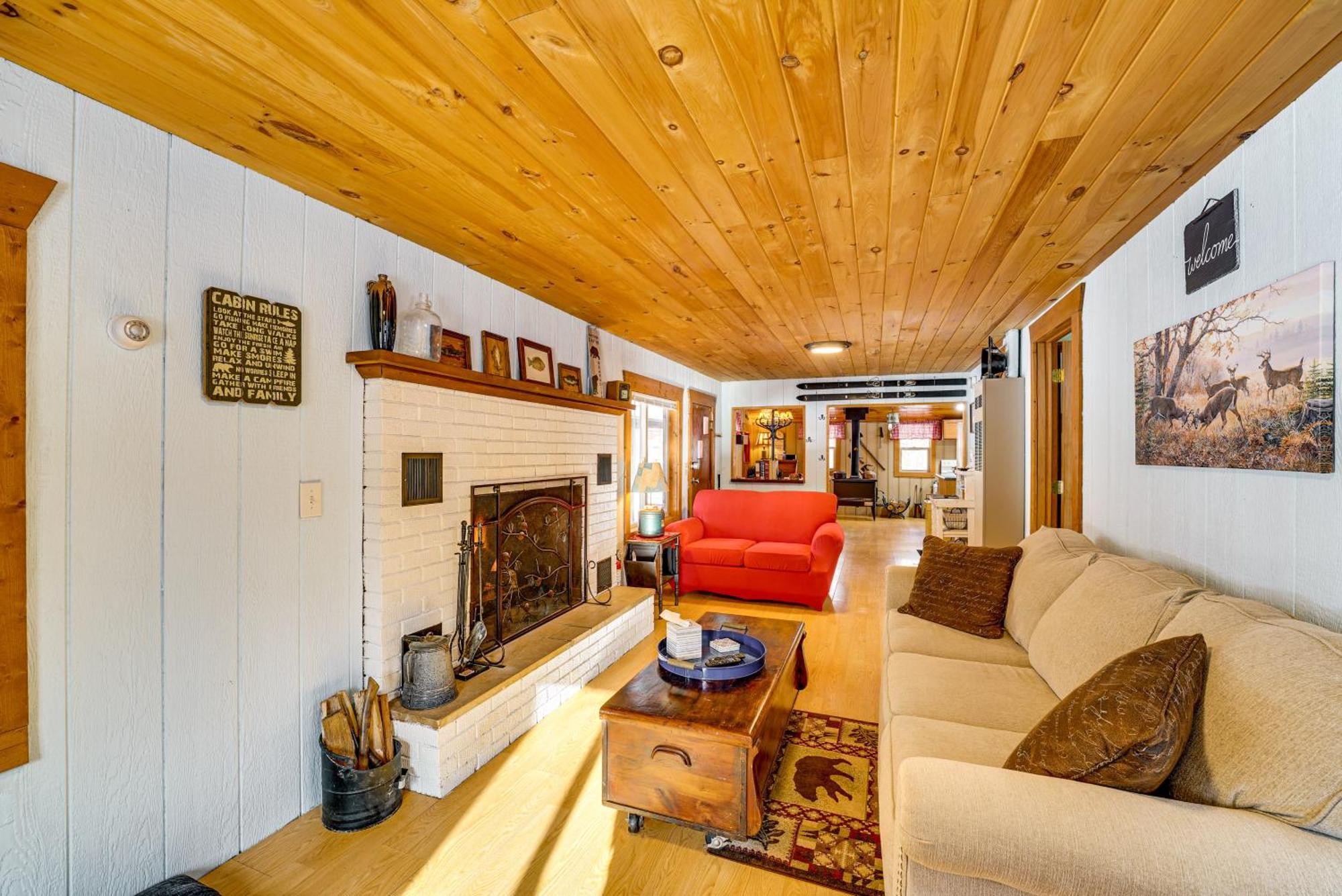 Pet-Friendly Irons Cottage About 4 Mi To Sand Lake! エクステリア 写真