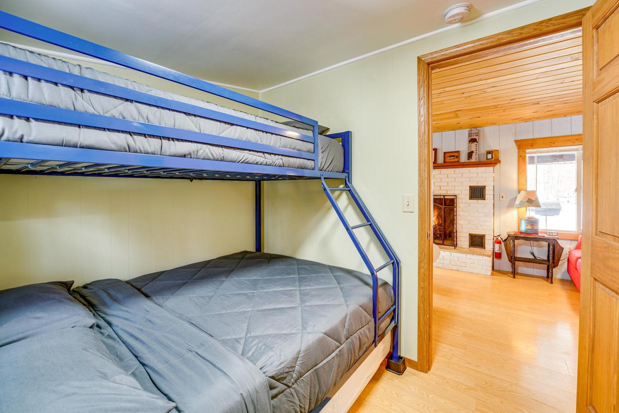 Pet-Friendly Irons Cottage About 4 Mi To Sand Lake! エクステリア 写真