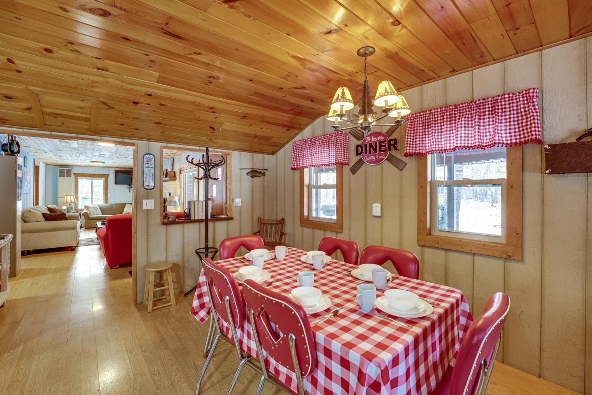 Pet-Friendly Irons Cottage About 4 Mi To Sand Lake! エクステリア 写真