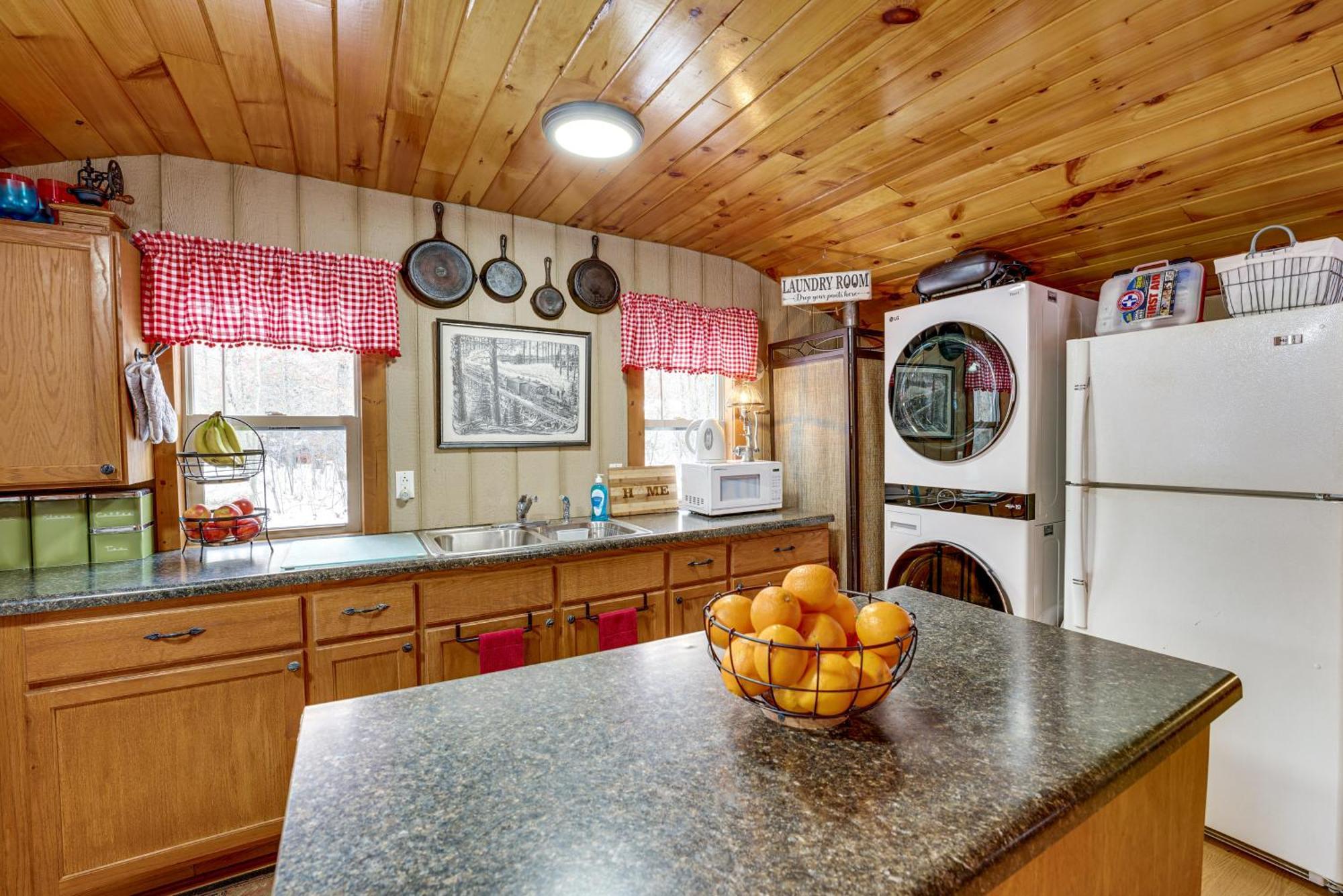Pet-Friendly Irons Cottage About 4 Mi To Sand Lake! エクステリア 写真