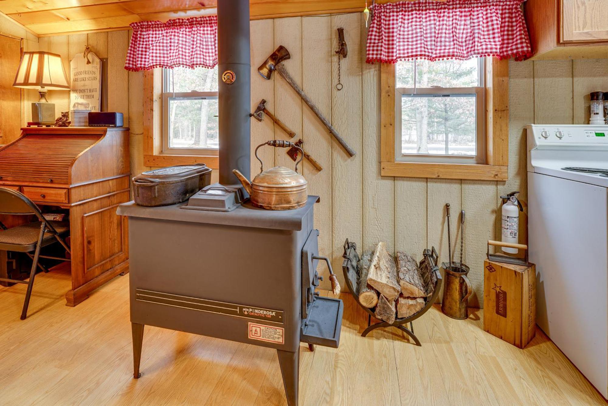 Pet-Friendly Irons Cottage About 4 Mi To Sand Lake! エクステリア 写真