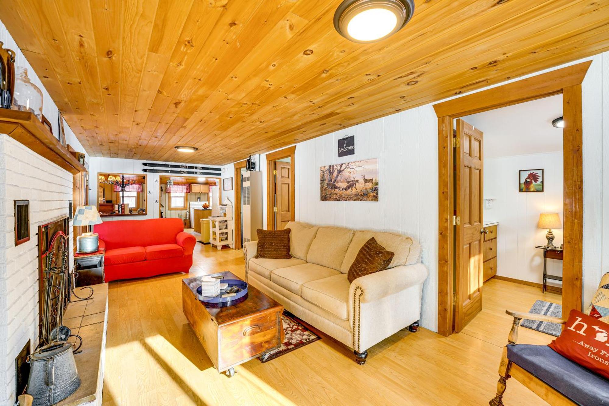 Pet-Friendly Irons Cottage About 4 Mi To Sand Lake! エクステリア 写真