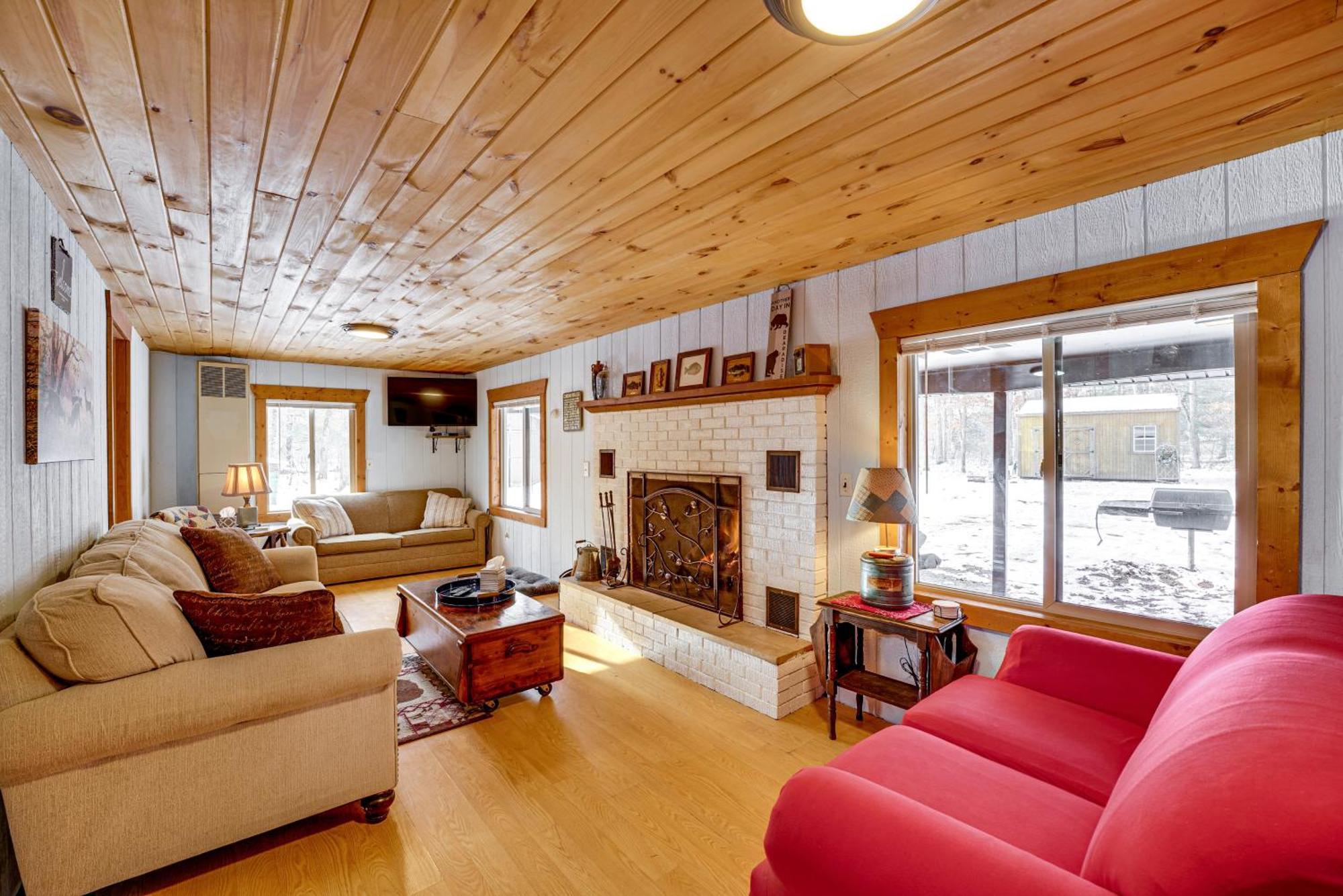 Pet-Friendly Irons Cottage About 4 Mi To Sand Lake! エクステリア 写真
