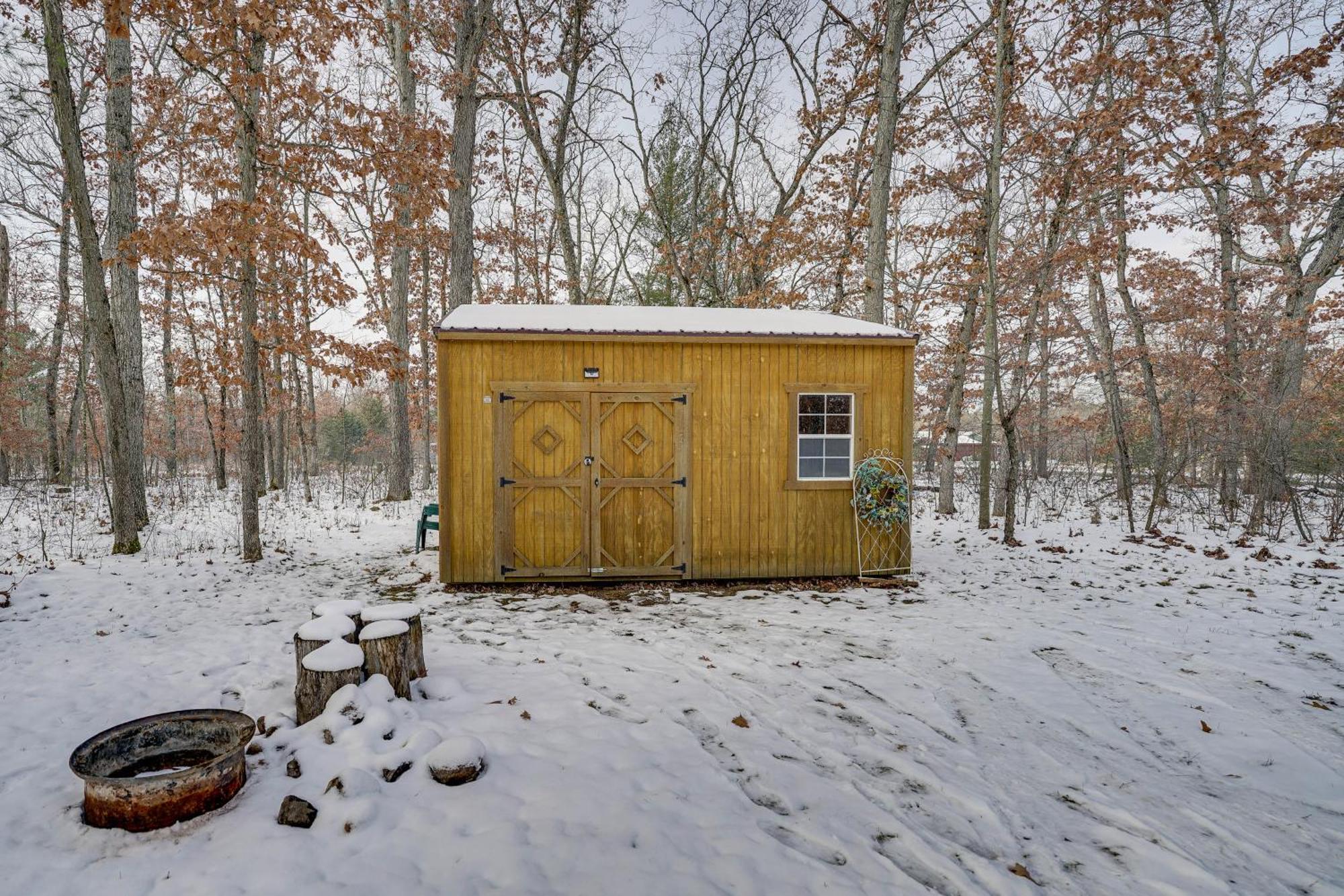 Pet-Friendly Irons Cottage About 4 Mi To Sand Lake! エクステリア 写真