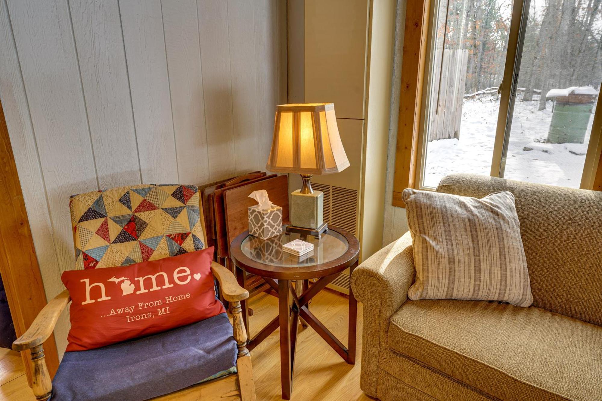 Pet-Friendly Irons Cottage About 4 Mi To Sand Lake! エクステリア 写真