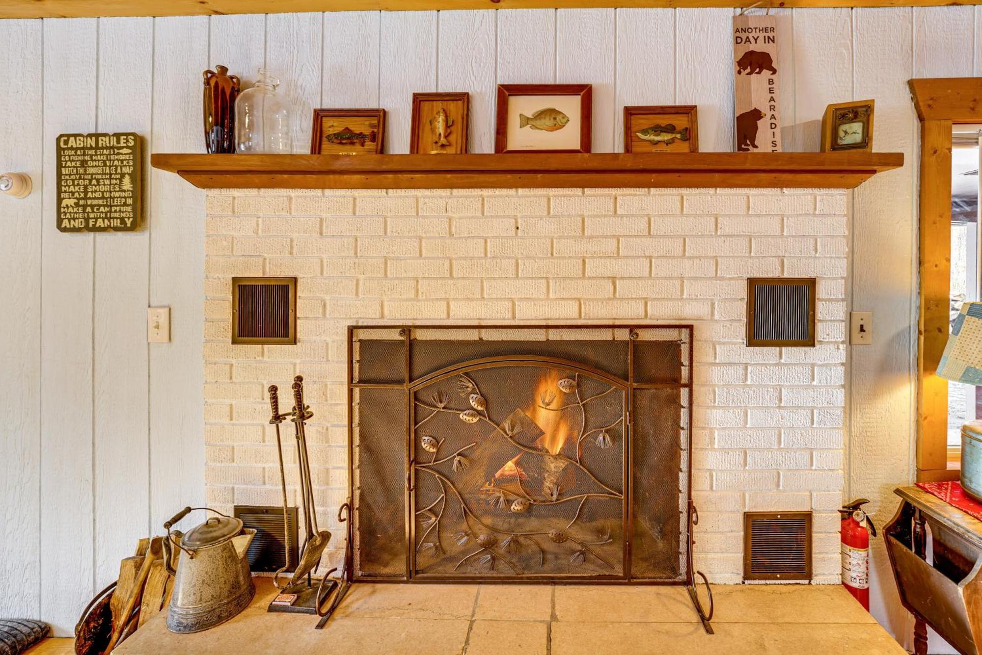 Pet-Friendly Irons Cottage About 4 Mi To Sand Lake! エクステリア 写真