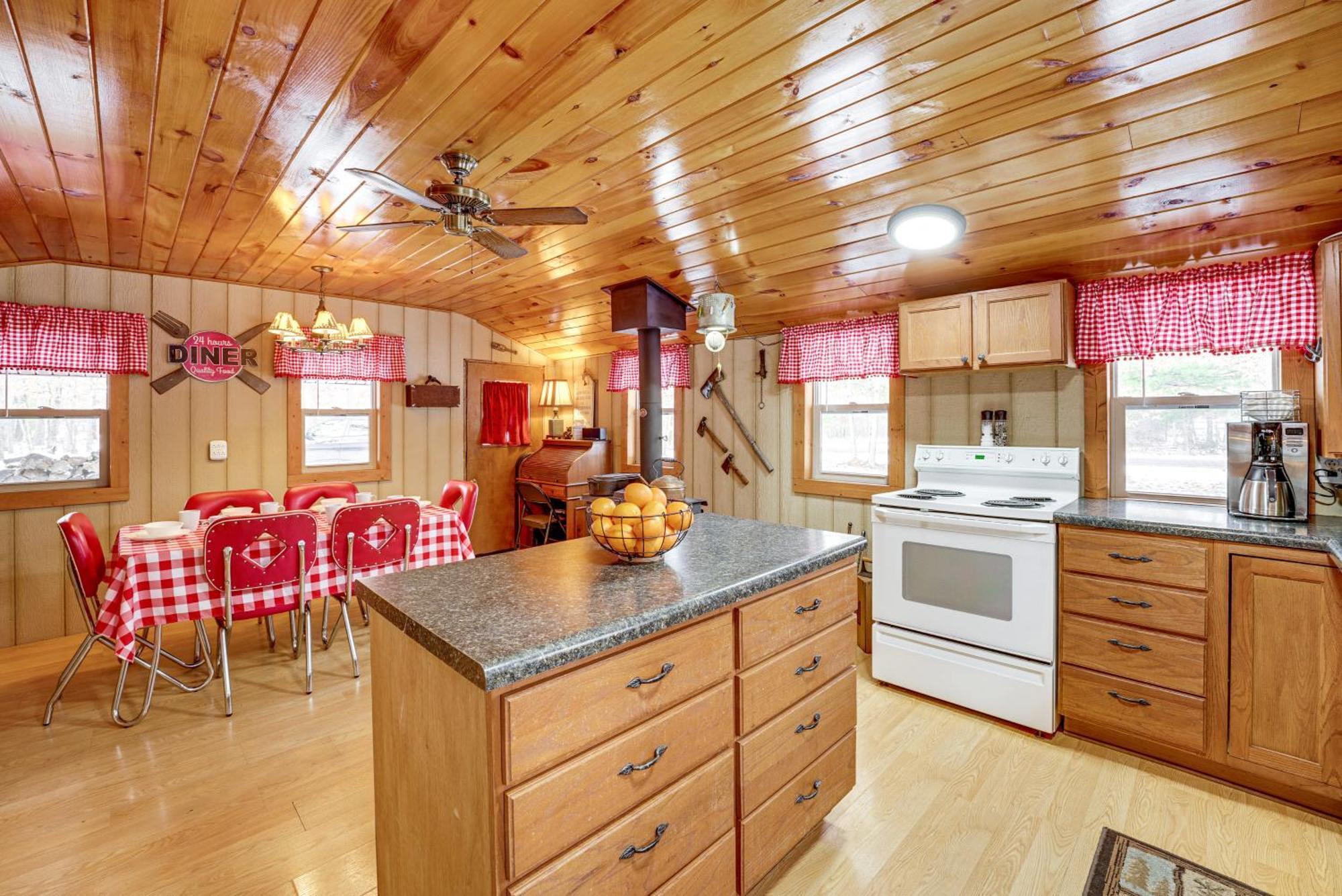 Pet-Friendly Irons Cottage About 4 Mi To Sand Lake! エクステリア 写真